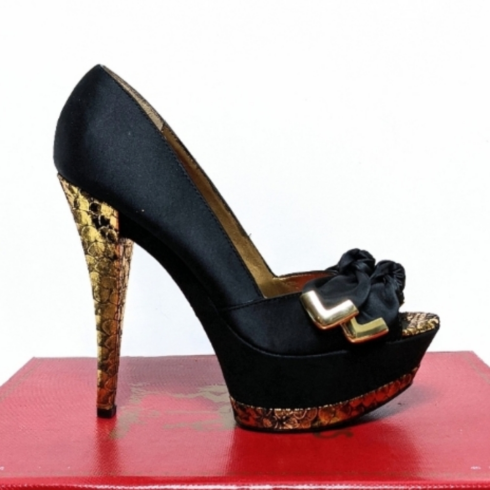 Circus by Sam Edelman black pumps.